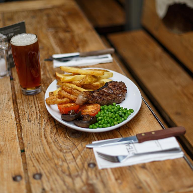 Bed and Breakfast Kings Head Holt Голт Екстер'єр фото